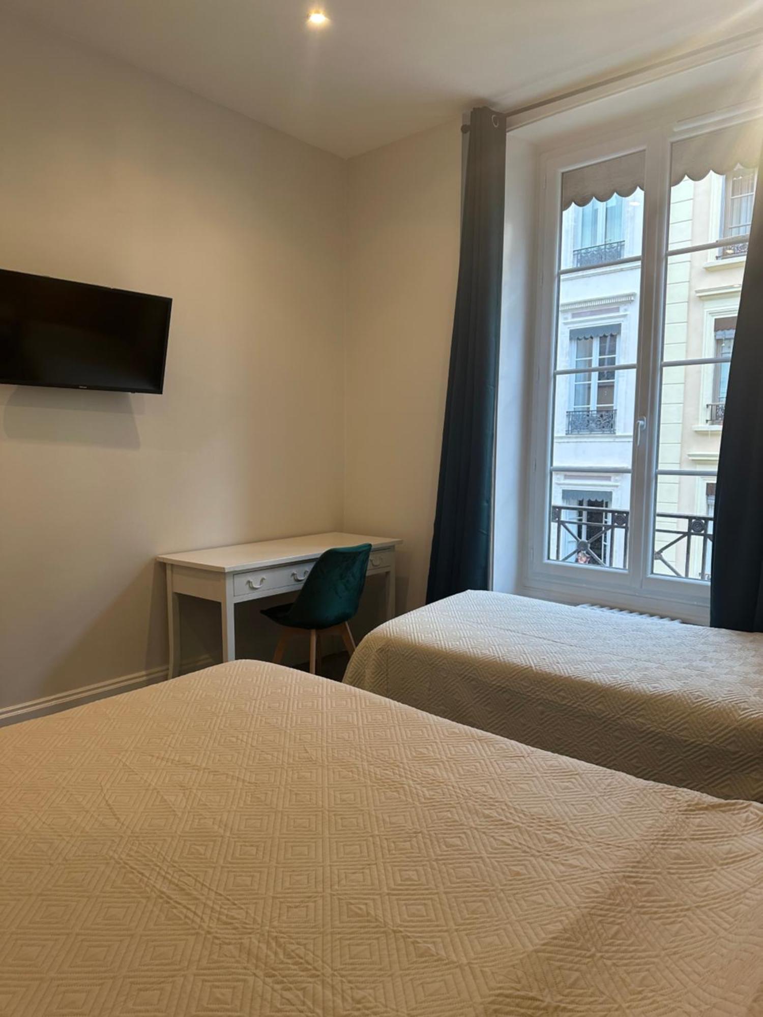Hotel Azur Lyon Bagian luar foto